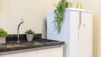 Refrigerador, microondas, cafetera expreso, cafetera/tetera