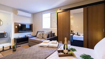 Escritorio, espacio para trabajar con laptop y cortinas blackout