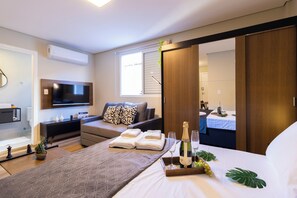 Escritorio, espacio para trabajar con laptop y cortinas blackout