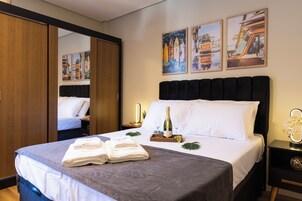 Apartamento clássico | Escrivaninha, espaço de trabalho para notebook, cortinas blackout