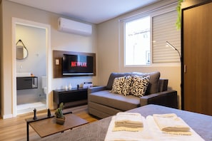 Apartamento clásico | Zona de estar | Smart TV de 43 pulgadas con canales digitales