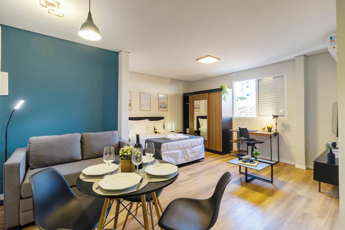 Appartement | Een bureau, een laptopwerkplek, verduisterende gordijnen