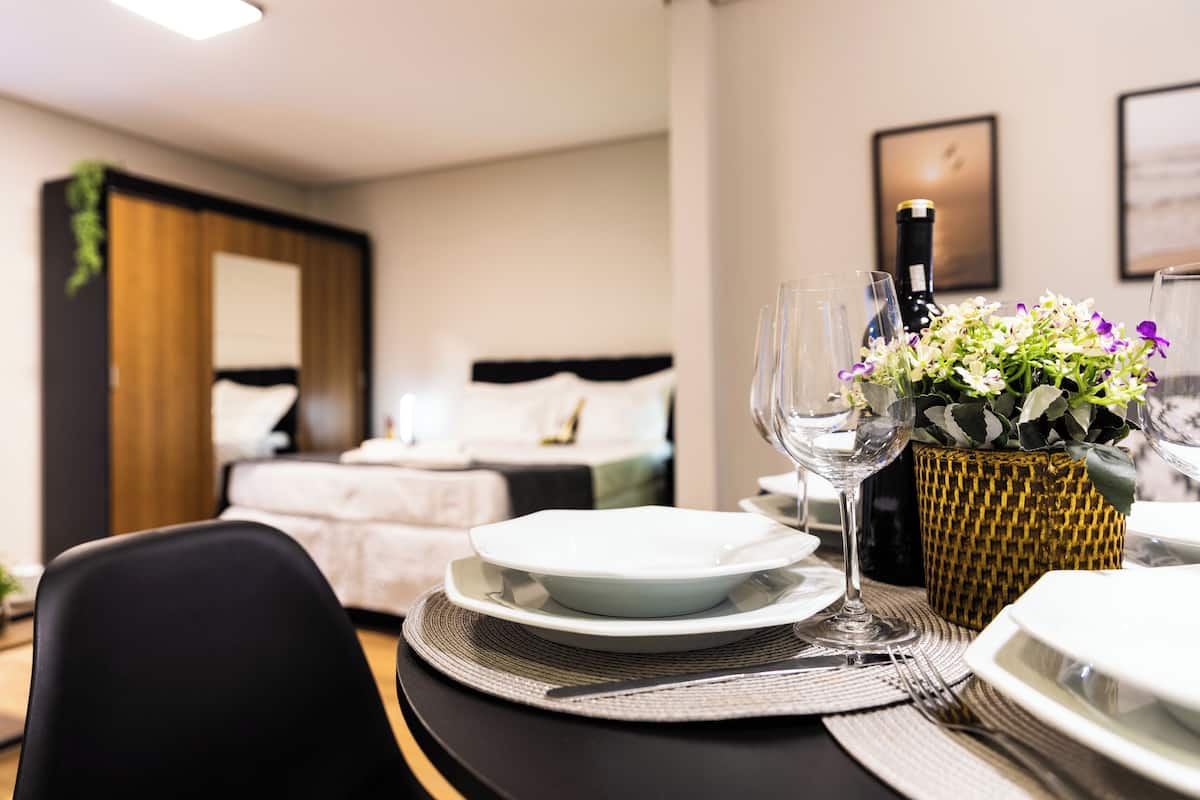 Appartement | Een bureau, een laptopwerkplek, verduisterende gordijnen