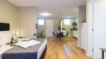 Escritorio, espacio para trabajar con laptop y cortinas blackout