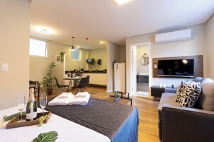 Apartamento clássico | Escrivaninha, espaço de trabalho para notebook, cortinas blackout