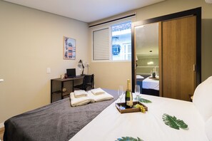 Apartamento conforto | Escrivaninha, espaço de trabalho para notebook, cortinas blackout