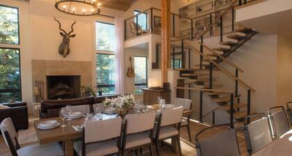 Beautiful Mountain Modern Home with well equipped kitchen. Perfect for families.