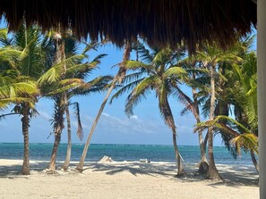 På stranden, solstolar och strandhanddukar
