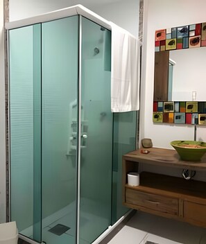 Deluxe Apartment, Lanai, Sea View | Bathroom | Separate tub and shower, towels, soap, shampoo - PRAIA DO FORTE ALTO LUXO  (Cabo Frio)