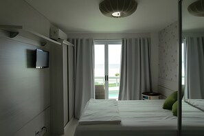 Deluxe Apartment, Lanai, Sea View | Iron/ironing board, free WiFi - PRAIA DO FORTE ALTO LUXO  (Cabo Frio)