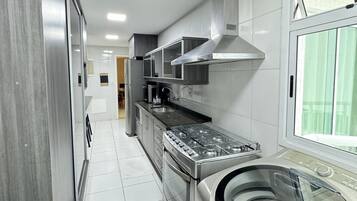 Apartamento luxo, varanda coberta, vista para o mar | Área de estar