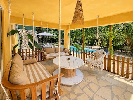Outdoor dining. La Cigale - Dogfriendly ground floor villa with swimming pool, jacuzzi and large garden