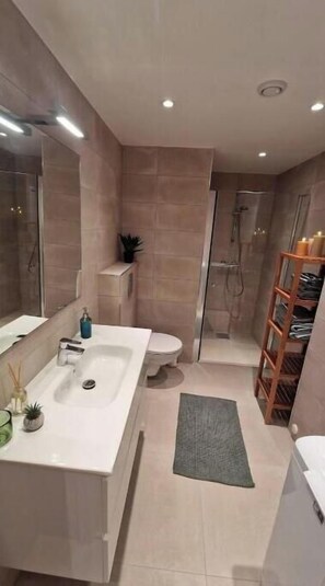 Haartrockner, Handtücher, Seife, Toilettenpapier