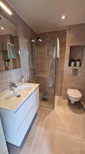 Hårføner, håndklær, såpe og toalettpapir