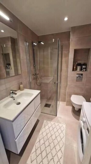 Haartrockner, Handtücher, Seife, Toilettenpapier