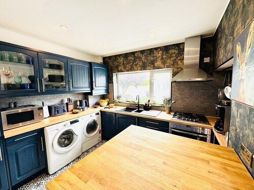 4BR - Hot Tub - BBQ - Garden -Beach-Cinema-Parking