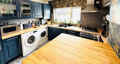 4BR - Hot Tub - BBQ - Garden -Beach-Cinema-Parking