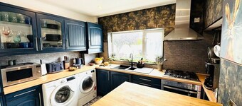 4BR - Hot Tub - BBQ - Garden -Beach-Cinema-Parking