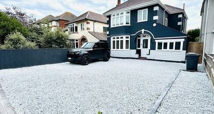 4BR - Hot Tub - BBQ - Garden -Beach-Cinema-Parking