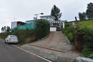 Property grounds - Kathiresan's Diamond hill view cottage (Ooty)