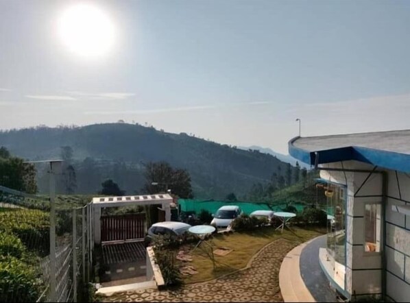 Terrace/patio - Kathiresan's Diamond hill view cottage (Ooty)