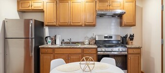 Charming 2-bedroom apartment Near Center City with Parking.