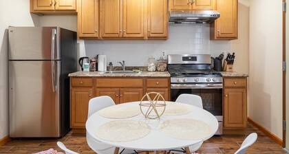 Charming 2-bedroom apartment Near Center City with Parking.