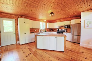 Maison Confort, balcon, vue sur le jardin | Cuisine privée | Réfrigérateur grande capacité avec congélateur, four à micro-ondes