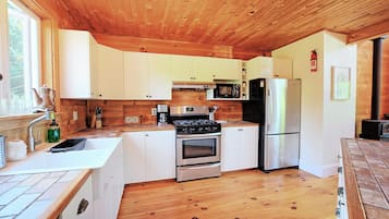 Maison Confort, balcon, vue jardin | Cuisine privée | Grand réfrigérateur, micro-ondes, four, plaque de cuisson