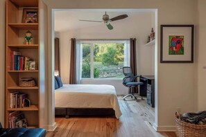 3 bedrooms, desk, free WiFi, bed sheets - Nestled In Nature Home - Pet-Friendly, Acreage (Austin)