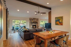 Una televisión, una oficina