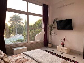 Iron/ironing board, internet, bed sheets