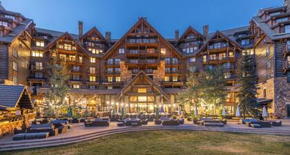 RITZ ULTRA-LUXE STUDIO W/KITCHEN & SOFA BED. SKI-IN/SKI-OUT FUN APRES SKI SCENE!
