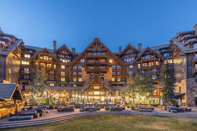 RITZ ULTRA-LUXE STUDIO W/KITCHEN & SOFA BED. SKI-IN/SKI-OUT FUN APRES SKI SCENE!