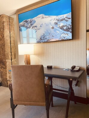 Interior - ! RITZ SUMMER FUN IN ULTRA-LUXE KING STUDIO W/KITCHEN & SOFABED POOL,HIKE, LOVE! (Avon)