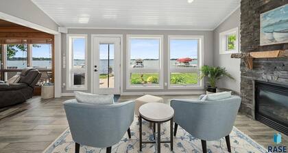 Spacious 6BR Lakefront Cabin - Beach Access & Stunning Views on Lake Madison