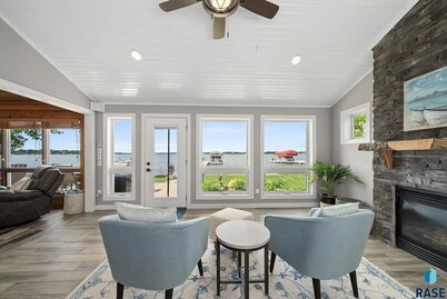 Spacious 6BR Lakefront Cabin - Beach Access & Stunning Views on Lake Madison