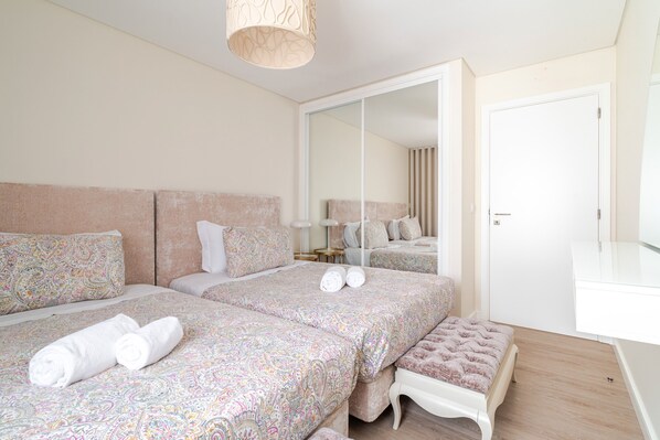 2 bedrooms, iron/ironing board, WiFi, bed sheets - Apartment 'Surf and Chill House' with Mountain View, Wi-Fi and Air Conditioning (Viana do Castelo)