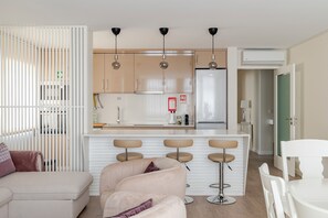 TV, fireplace - Apartment 'Surf and Chill House' with Mountain View, Wi-Fi and Air Conditioning (Viana do Castelo)