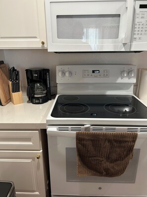 Four à micro-ondes, un four, surface de cuisson