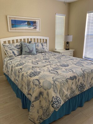 2 bedrooms, iron/ironing board, free WiFi, bed sheets - Fabulous 2-bedroom villa steps from heated pool and 15 minutes from Siesta Key (Sarasota)