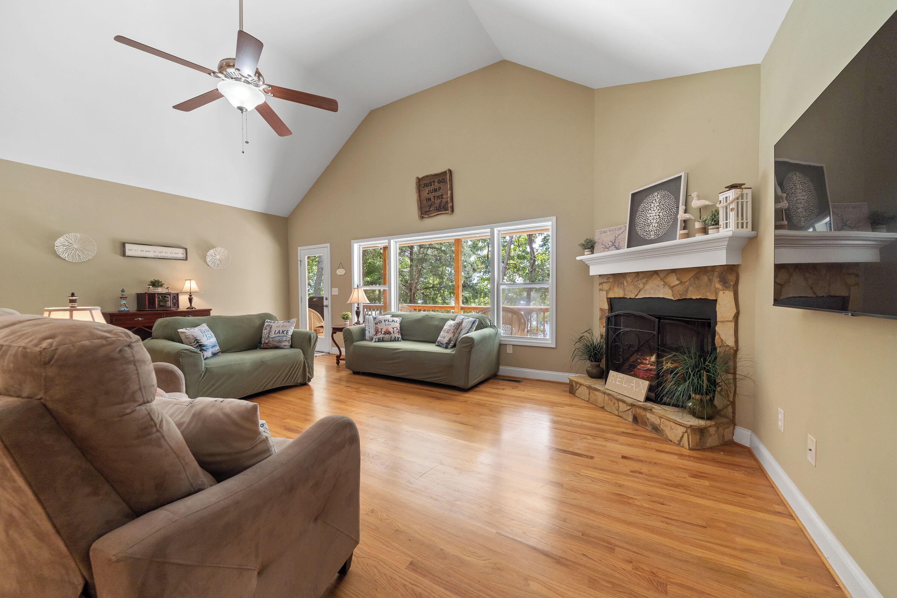 Serenity Outlook - 5bedrooms, Sleeps 12, Kayaks, Games, Firepit + More! - Milledgeville, GA