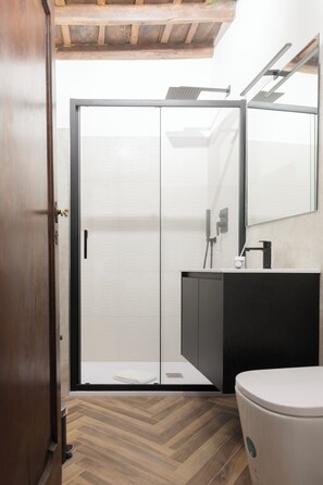 Dusche, Haartrockner, Handtücher, Seife