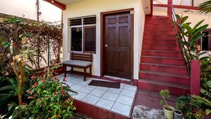 A house with a red staircase, a wooden bench, and a door marked with the number 17. - Hotel Sak'cari El Amanecer (San Pedro La Laguna)