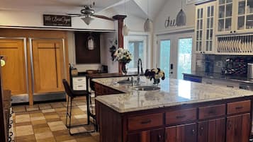 Micro-ondes, four, plaque de cuisson, lave-vaisselle