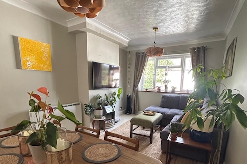 Homely 2-bed Apartment - Sleeps 3 & Parking