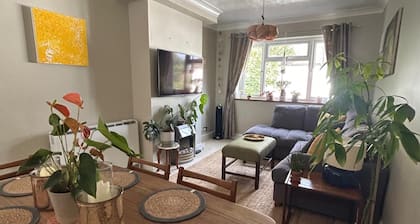 Homely 2-bed Apartment - Sleeps 3 & Parking