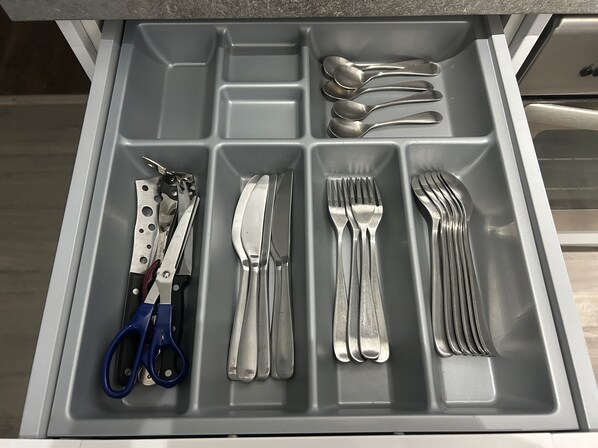 A drawer with utensils and scissors. - Homely 2-bed Apartment - Sleeps 3 & Parking (Walton-on-Thames)
