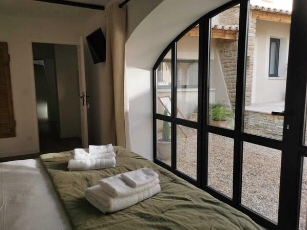 3 bedrooms, iron/ironing board, free WiFi, bed sheets