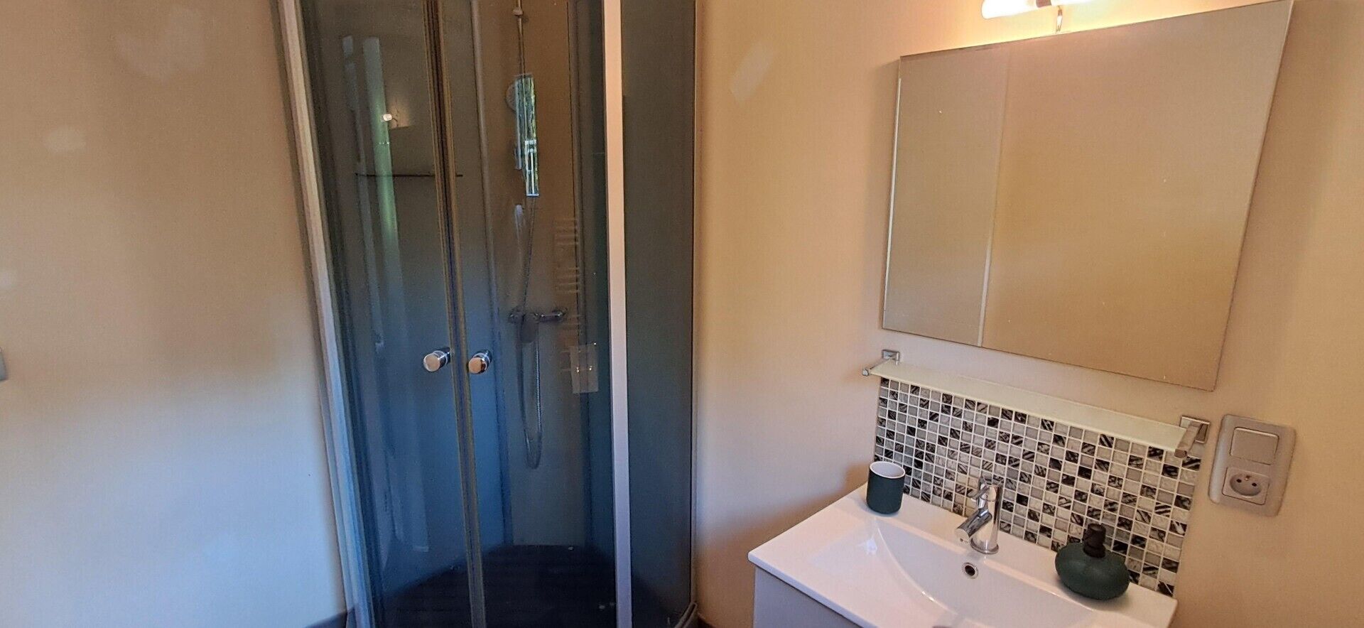 Een douche, een haardroger, handdoeken, zeep